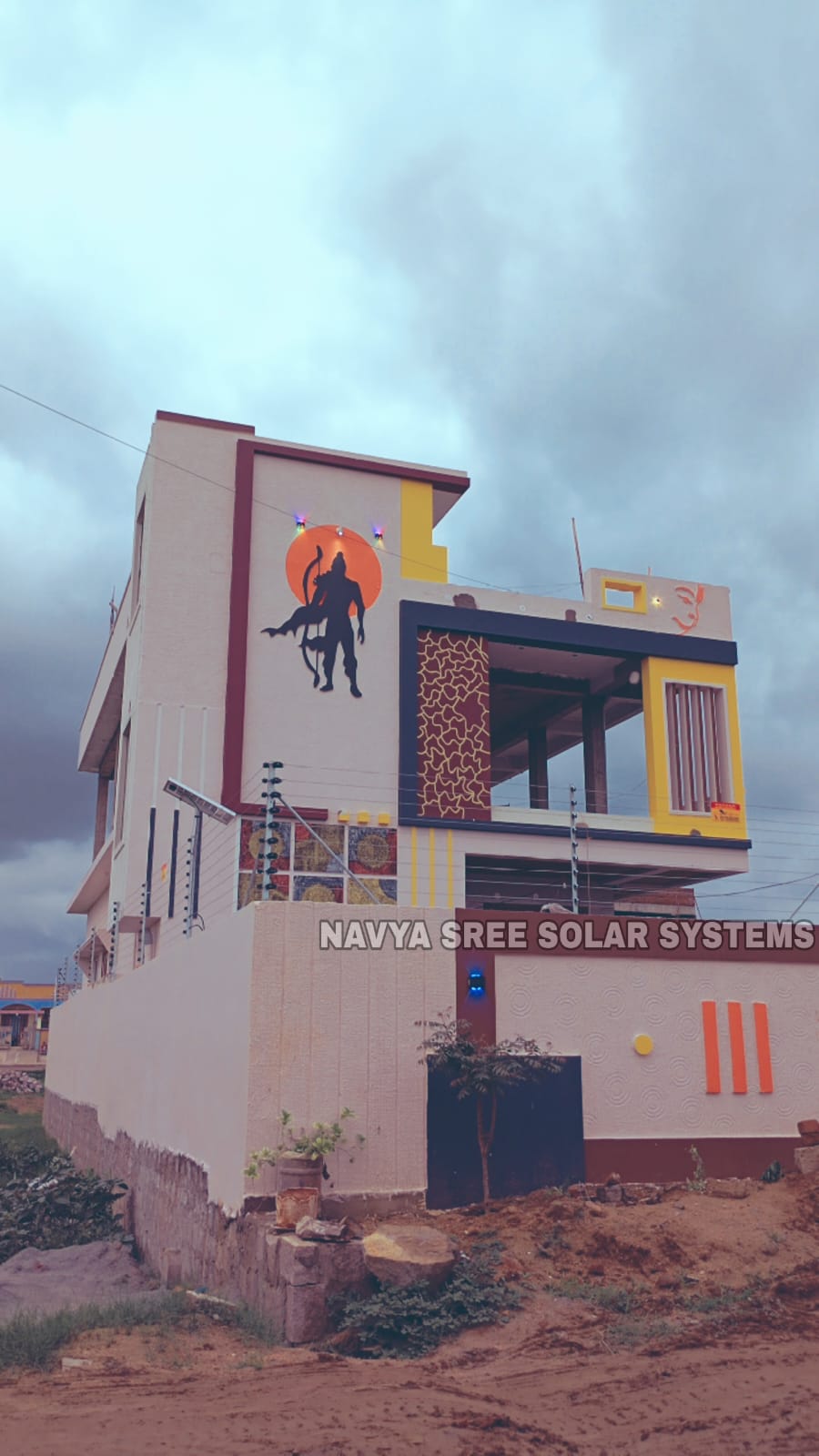 Independent house protected with solar power fence