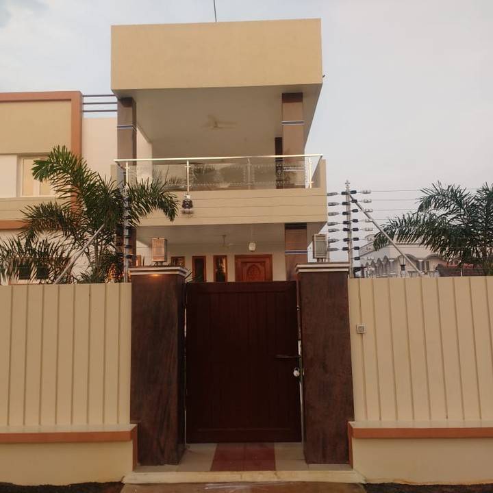Independent house protected with solar power fencing
