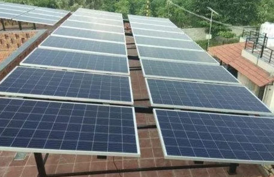Hybrid solar power generation inverter battery backup bank